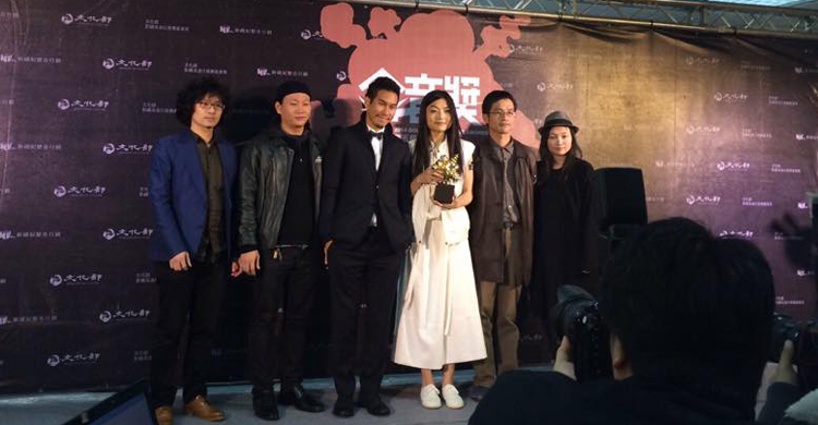 王榆鈞與時間樂隊拿下最佳民謠專輯，王榆鈞也感謝家人特地到場支持。