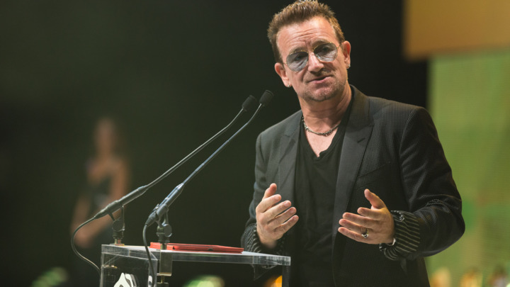 U2 主唱針對外界聲浪也予以回應，蘋果為了平息眾怒也提供移除連結。