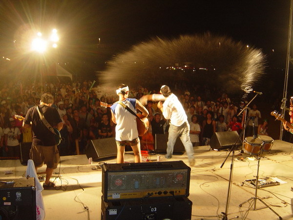 於 2006 年海洋音樂祭演出，並奪下首屆海洋大賞。