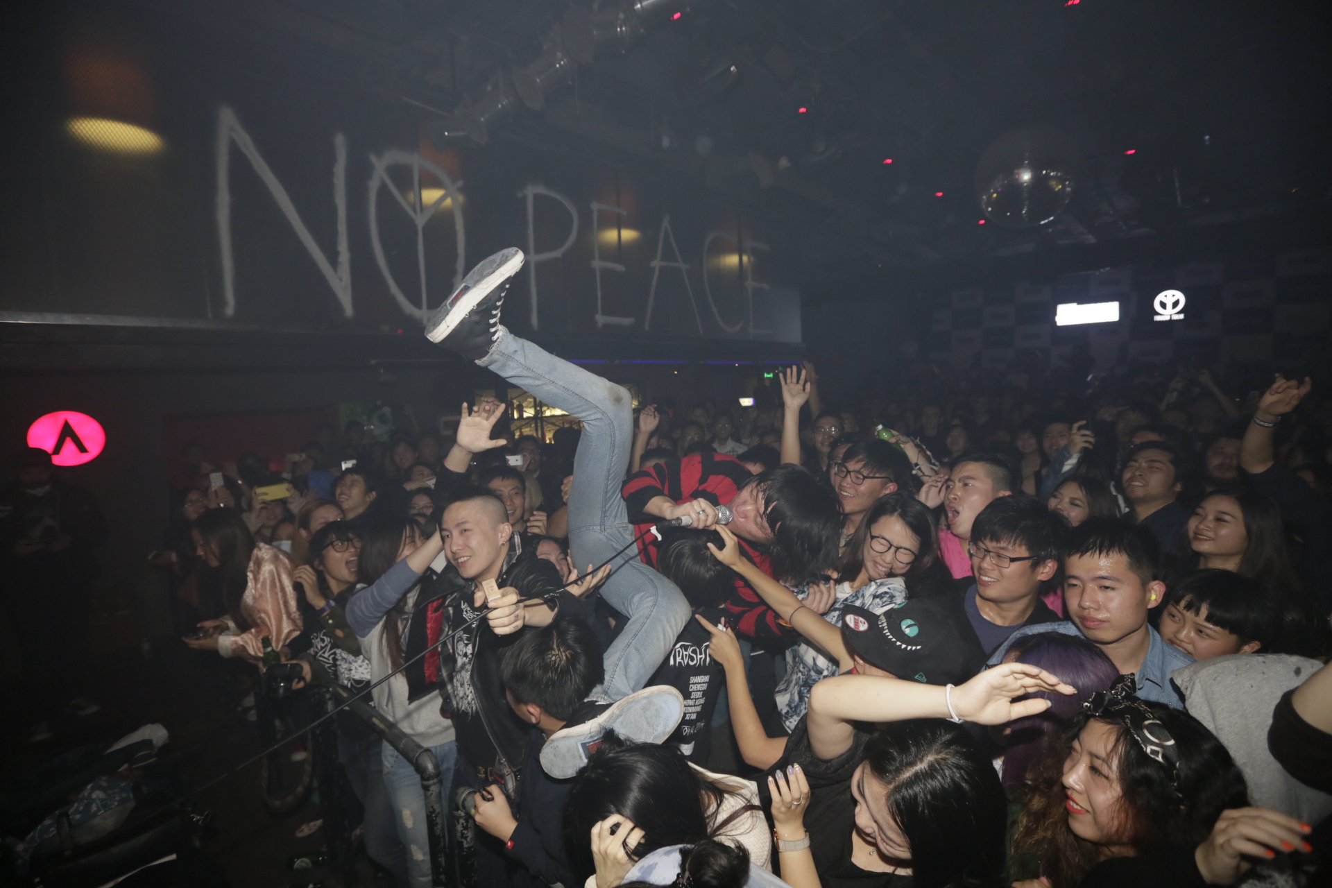 回應上海樂迷的亢奮熱情，Bedstars 也地總往人群中招呼。