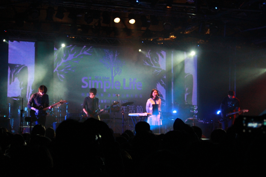 法蘭黛吉他手小白的最後一場演出在綠意舞台登場。