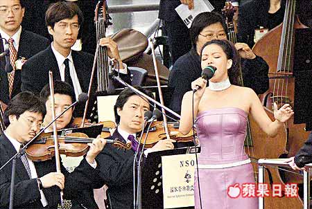 張惠妹曾在2000年陳水扁就職典禮上演唱國歌，當時遭到大陸封殺餘波盪漾，連帶許多台灣藝人從此不敢在公開場合演唱國歌。
