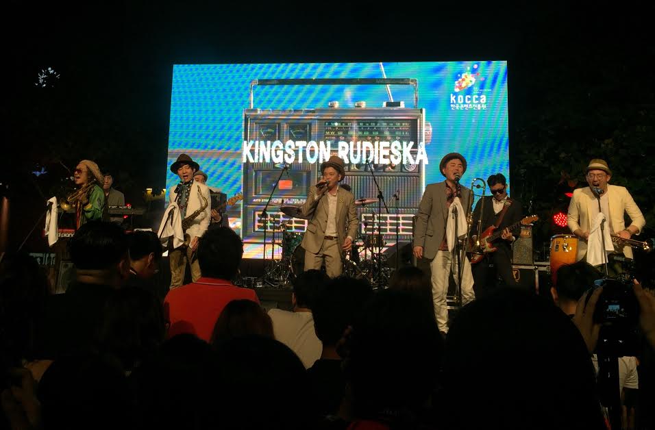 韓國樂隊 Kingston Rudieska 突遇跳電狀況，當下考驗即場反應。