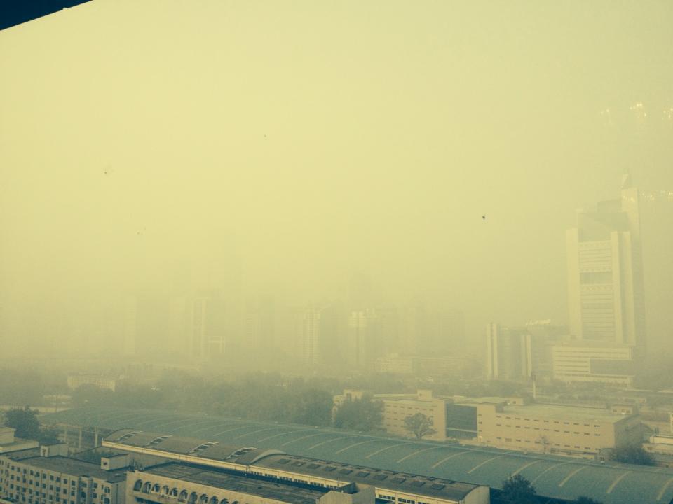 北京工作室外的景色常常因為霧霾而一片灰暗。