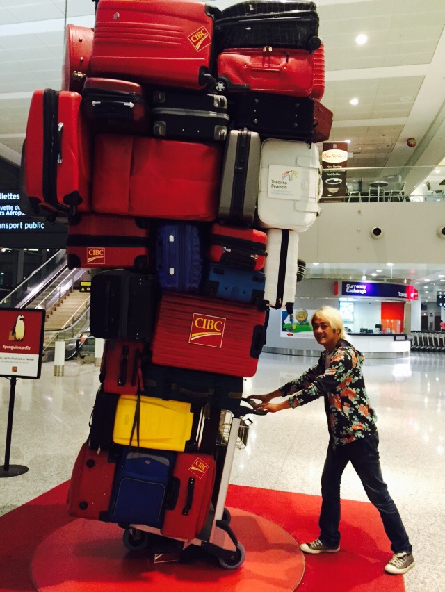 抵達多倫多根本沒帶什麼行李的董事長，倒是跟前月巡迴加拿大的回聲樂團一樣，玩起機場裡的裝置藝術。（圖片來源：董事長）