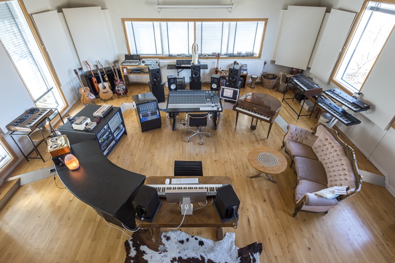 Greenhouse Studios位於冰島首都雷克雅維克，光明透亮的空間，就像它所出產的音樂作品，有著氛圍音樂的飄逸空靈感。