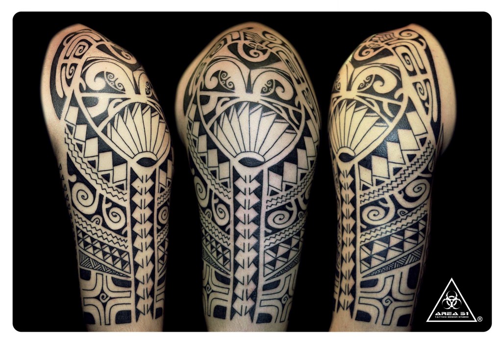 源自波里尼西亞群島當地原住民族，並有著毛利人、薩摩亞傳統圖騰所延伸的刺青風格；這一類獨特的圖騰外觀造型設計辨識度極高，是根植於部落中的刺青師為個人所進行的獨特創作，圖騰亦有其個別意義。通常是經由部落內的刺青師操刀，透過純手工刺青並有習俗禮儀的過程進行紋身。
