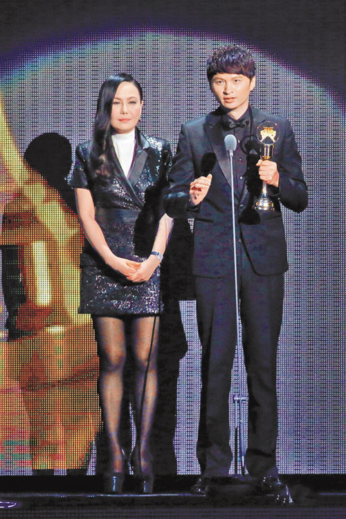 圖四：陳建瑋在第25屆金曲獎上一鳴驚人，從江蕙（圖左）手中領過最佳台語專輯獎。