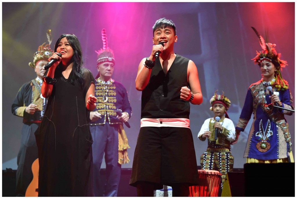 第九屆myfone行動創作獎「原創歌曲組」首獎素人創作歌手張仰華(左)，與表弟杜紹穎和家族親人一起現場演唱台灣大哥大首支品牌形象代言歌曲「艾伊達尼」