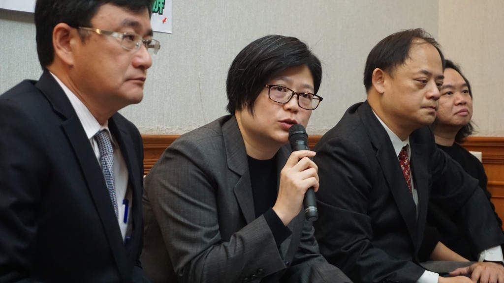 文化部影視局副局長許淑萍允諾將於一個月內提出補助案檢討與改善的相關說明。