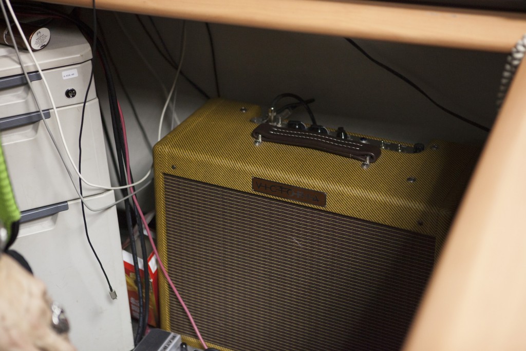 辦公桌下藏著王治平老師也很喜歡的 Amp Victoria，仿 Fender，同樣很像上述的 The Edge 復古音箱