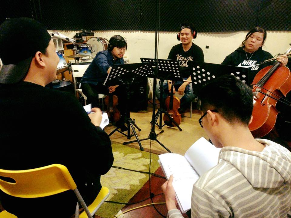 新專輯邀請了蔡曜宇、甘威鵬與劉涵三位老師參與錄製弦樂器。（照片提供：厭世少年）