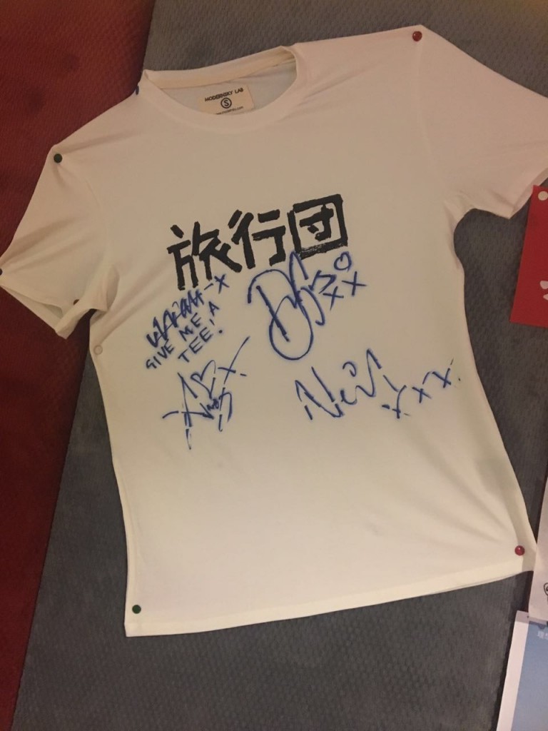 2013 上海草莓音樂節，Travis 樂隊和旅行團互換 T 恤，前貝斯手小P 下臺後脫下自己的那件送給了 Travis 樂隊。