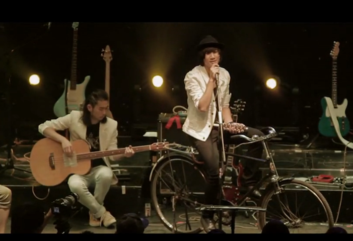 2012 年「Smile 專場音樂會」《北京夏夜》前奏時孔陽還特意撥動了自行車鈴。