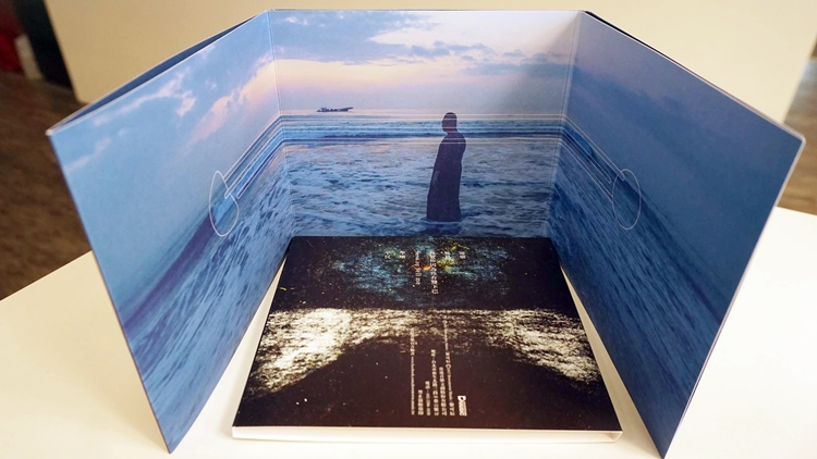 專輯《遊》的視覺設計也與黎可辰的音樂概念相呼應。