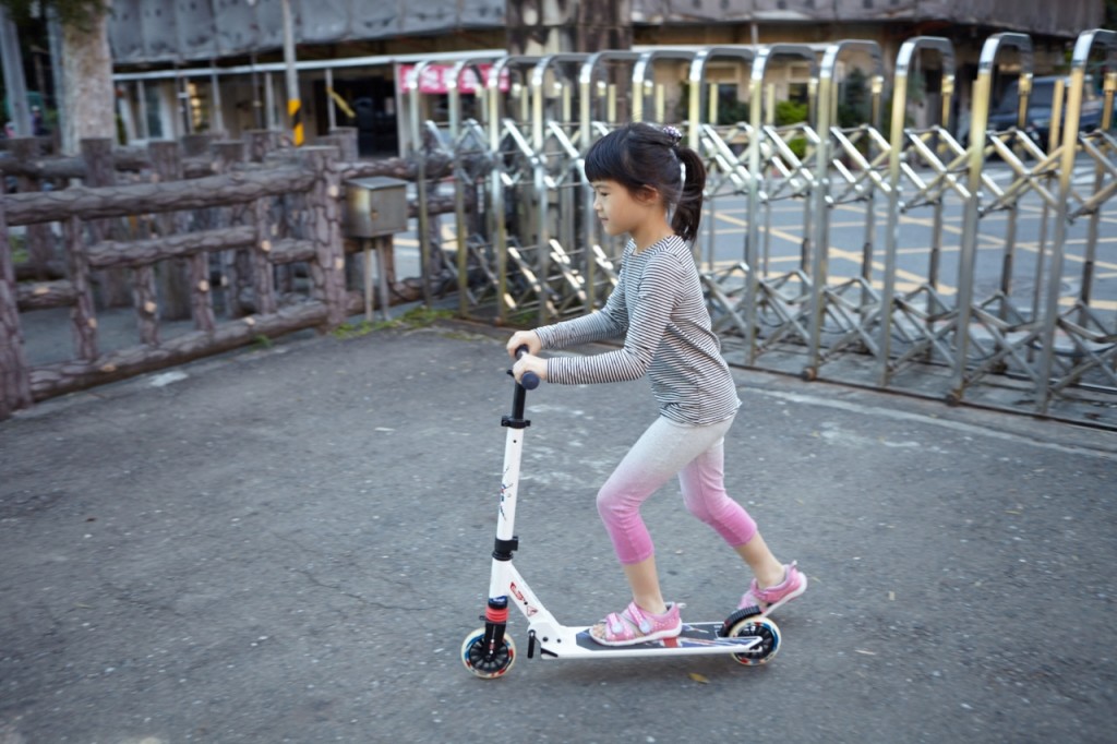 才剛抵達公園，賴心樂就溜著她的滑板車往前直衝，眨眼間便消失在步道盡頭。