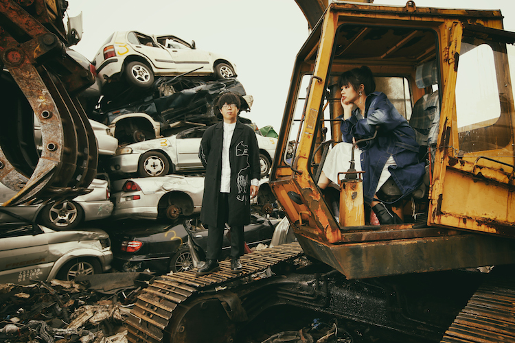 宣傳照取景於台北某廢車場，據說攝影師郭政彰為了拍出好照片，竟然整個人趴在廢油上掌鏡，專業態度令人敬佩！
