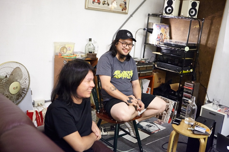 邱孝齊（右）多年來持續在推廣 Asalato，MV 的 1:21 處有他把玩沙鈴的身影。