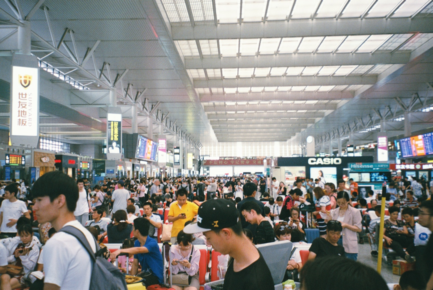 人滿為患的上海虹橋火車站