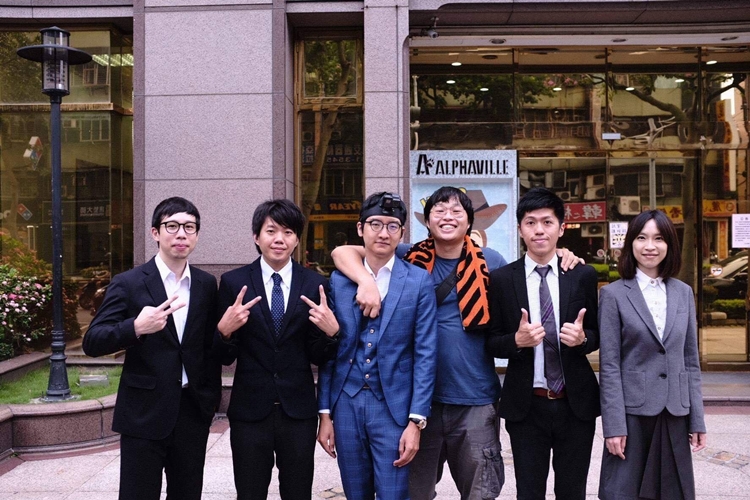 （左至右）鼓手以聖、主唱兼吉他手蔡明諺、MV主角陳奕亘、導演姚登元、吉他手陳佑和貝斯手小藍。