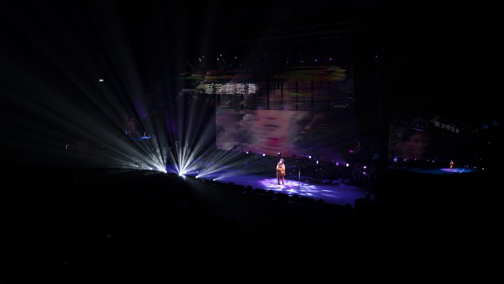 盧凱彤的身影投影在大螢幕，她所演唱的部分刻意使用原音來呈現。